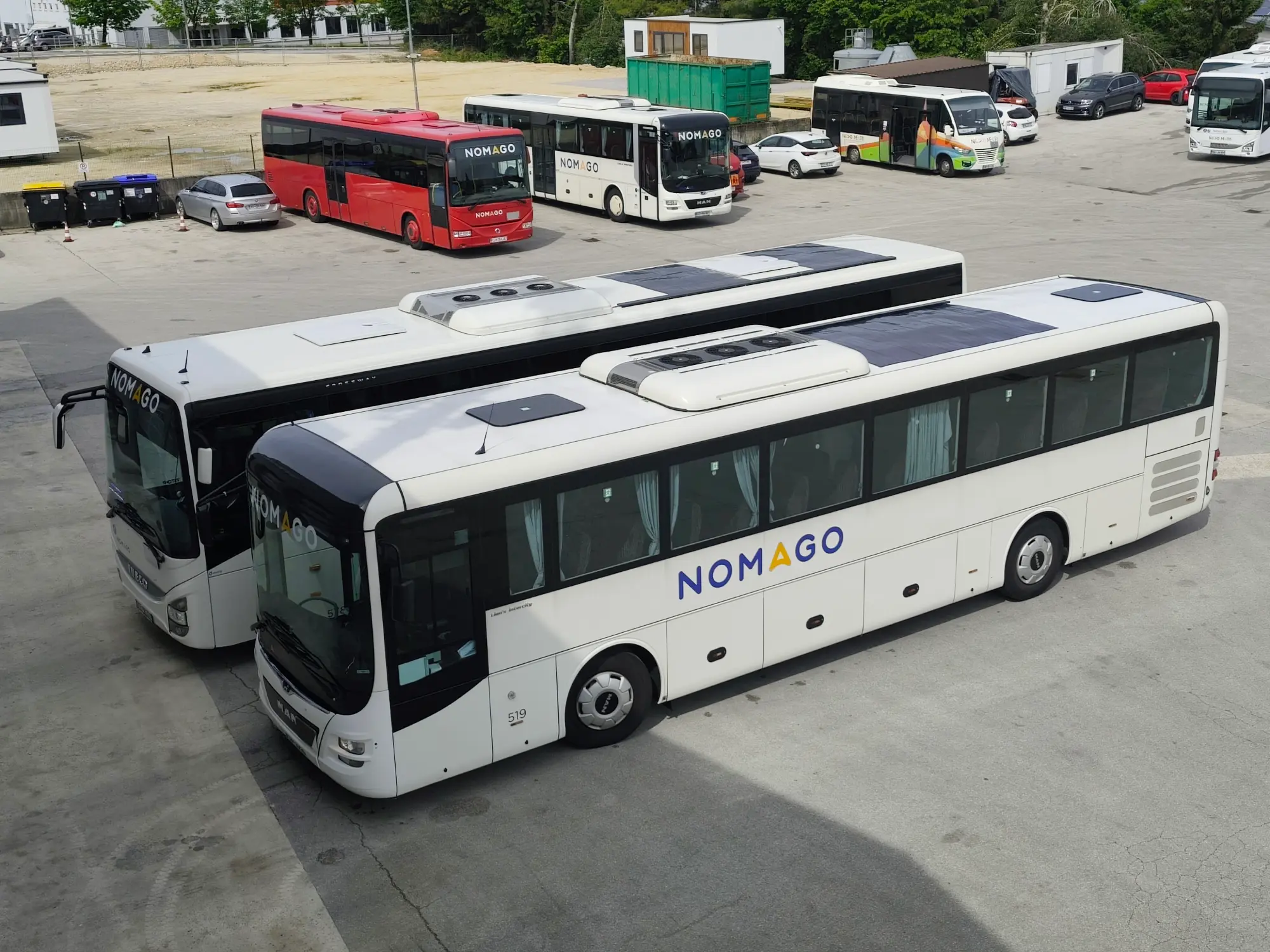 dva avtobusa-soncne-celice-vir-nomago.webp